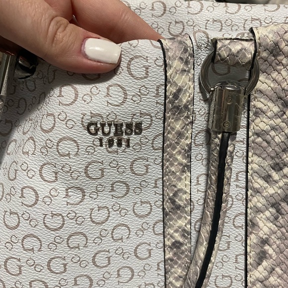 Guess purse. Some wear and tear - Picture 2 of 4